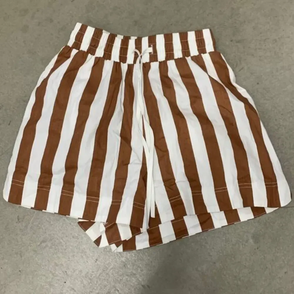 Tuckernuck Aston Studio The Harvey Short in Cigar & Optic‎ Stripe - Picture 2 of 4